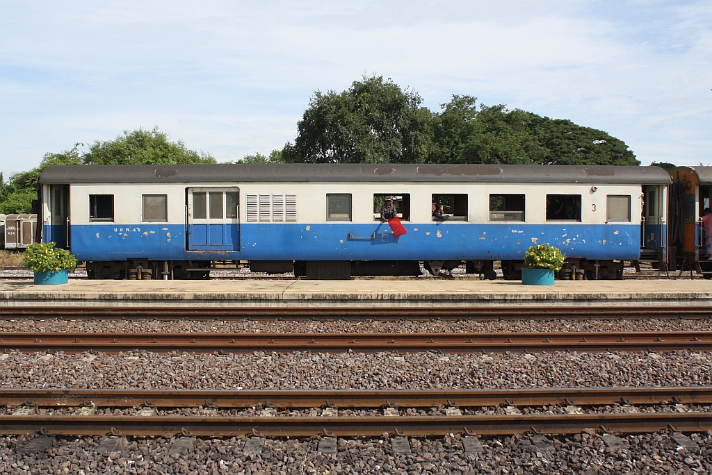 บสพ.60 (บสพ. = BTV./Bogie Third Class & Van) eingereiht im RAP 111 (Bangkok - Den Chai) am 22.August 2010 im Bf. Ban Phachi.