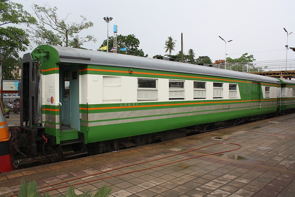 บสพ.71 (บสพ. =BTV./Bogie Third Class & Van) eingereiht im ORD 489 nach Khiri Ratthanikhom am 17.Mai 2013 im Bf. Surat Thani.