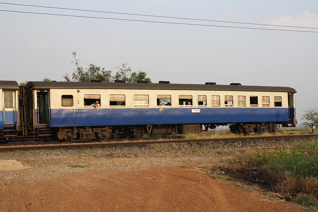 บสส.1003 (บสส.=BST./Bogie Second & Third Class Carriage) als letzter Wagen des ORD 201 am 13.März 2012 im Bf. Dong Takhop.

