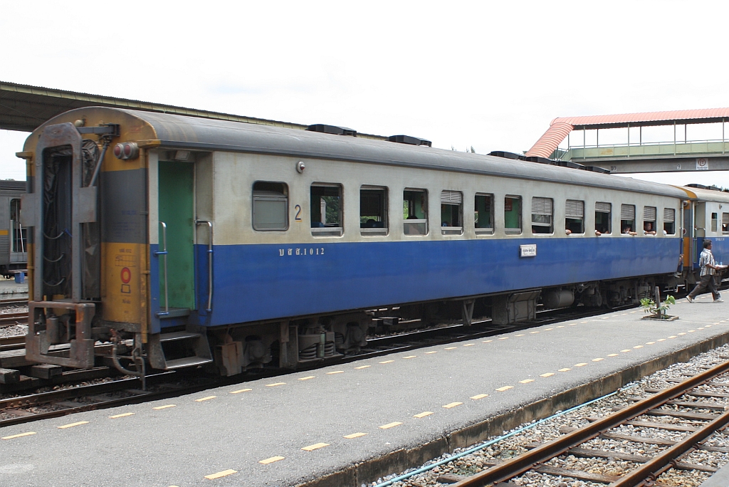 บสส.1012 (บสส.=BST./Bogie Second & Third Class Carriage) am Schluß des ORD 201 (Bangkok - Phitsanulok) am 24.August 2010 im Bf. Ban Phachi.