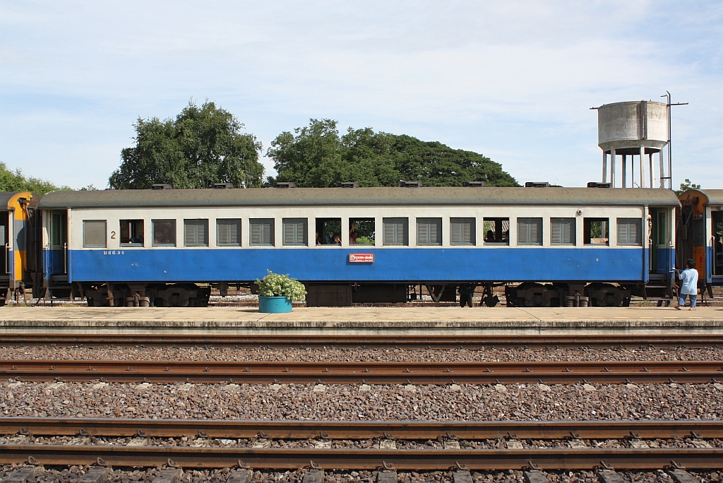 บสส.30 (บสส.=BST./Bogie Second & Third Class Carriage), eingereiht als Wagen 8 im RAP 111 (Bangkok - Den Chai) am 22.August 2010 im Bf. Ban Phachi.