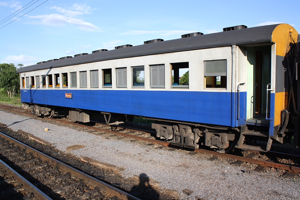 บสส.33 (บสส.=BST./Bogie Second & Third Class Carriage) als letzter Wagen des RAP 144 am 15.Juni 2011 im Bf. Samrong Thap.