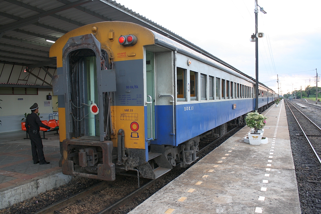 บสส.33 (บสส.=BST./Bogie Second & Third Class Carriage) als letzter Wagen des RAP 144 am 15.Juni 2011 im Bf. Surin.
