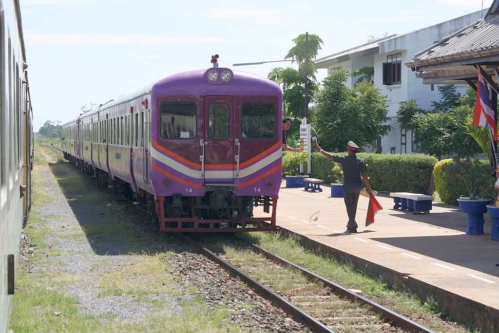 พซข.14 (พซข. = BTD/Bogie Trailer Diesel Railcar With Driving Cab, Hitachi, Bauj. 1967) als erstes Fahrzeug des ORD 416, welcher am 16.Juni 2011 im Bf. Non Thong Lang der wartenden ORD 431 kreuzt.
