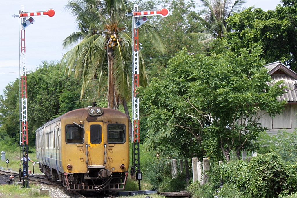 พซข.16 (พซข. = BTD/Bogie Trailer Diesel Railcar With Driving Cab, Hitachi, Bauj. 1967) am 16.Juni 2011 an der s�dlichen Tankstelle des Bf. Bua Yai Jn.. 

