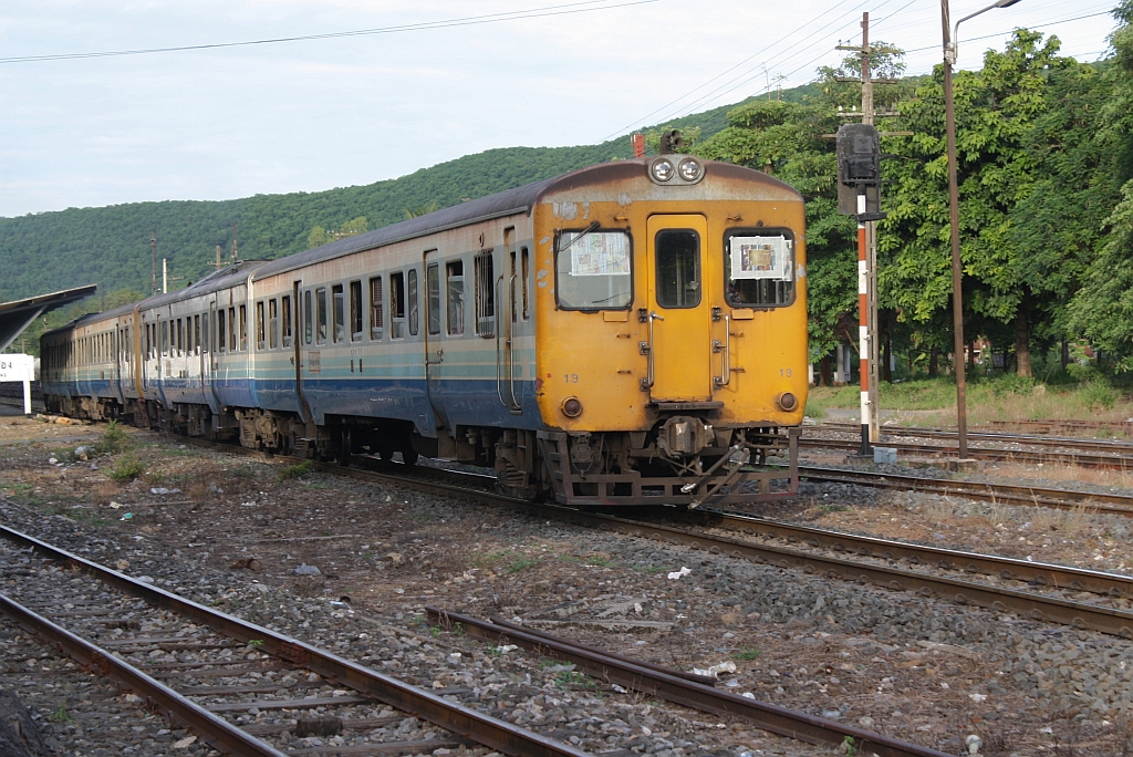 พซข.19 (พซข. = BTD/Bogie Trailer Diesel Railcar With Driving Cab, Hitachi, Bauj. 1967) als erstes Fahrzeug des ORD 431 von Kaeng Khoi Junction nach Khon Kaen am 13.Juni 2011 bei der Ausfahrt aus der Pak Chang Station. !!! Man beachte die innovativen Sonnenblenden, diese erscheinen täglich !!!
