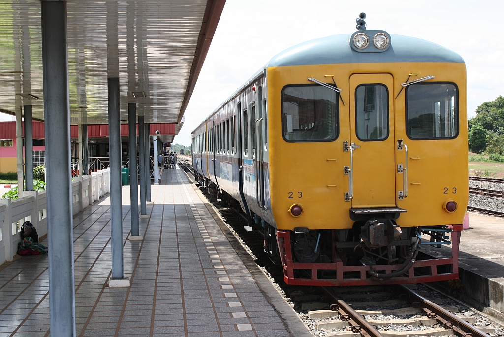 พซข.23 (พซข. = BTD/Bogie Trailer Diesel Railcar With Driving Cab, Hitachi/Nippon Sharyo, Bauj. 1971) am 17.Juni 2011 im Bf. Nong Khai als International Train 913 nach Thanaleng/Laos.
