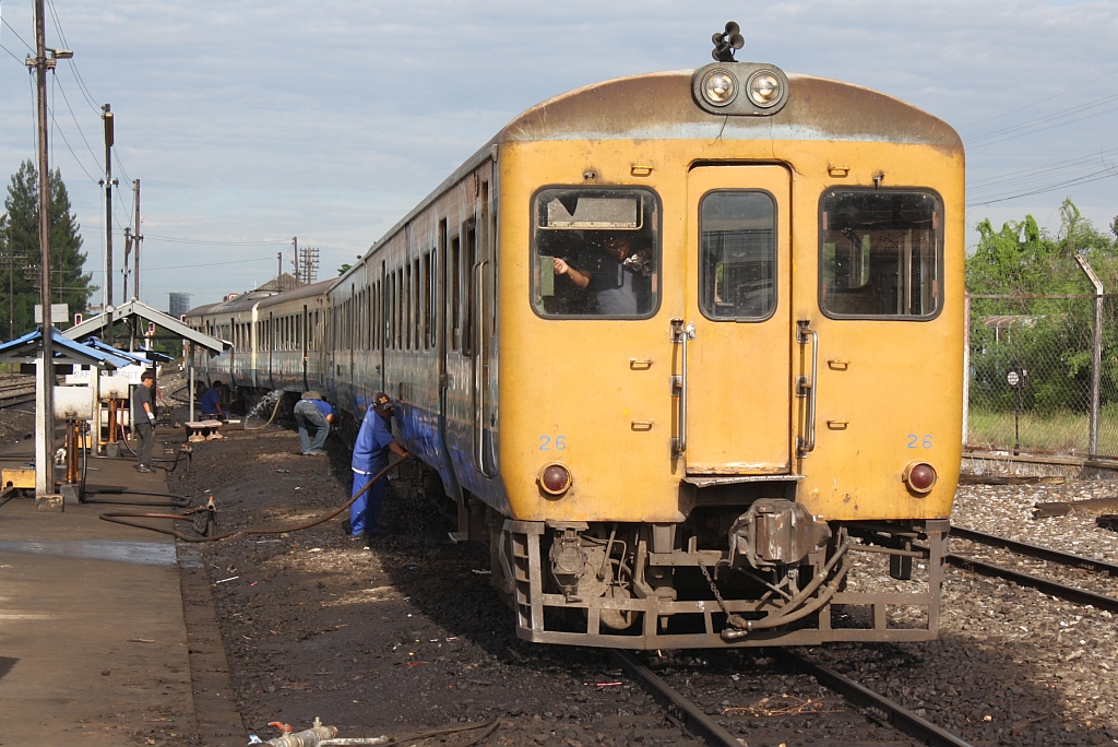 พซข.26 (พซข. = BTD/Bogie Trailer Diesel Railcar With Driving Cab, Hitachi/Nippon Sharyo, Bauj. 1971) an der westlichen Tankstelle des Bf. Nakhon Ratchasima am 16.Juni 2011.