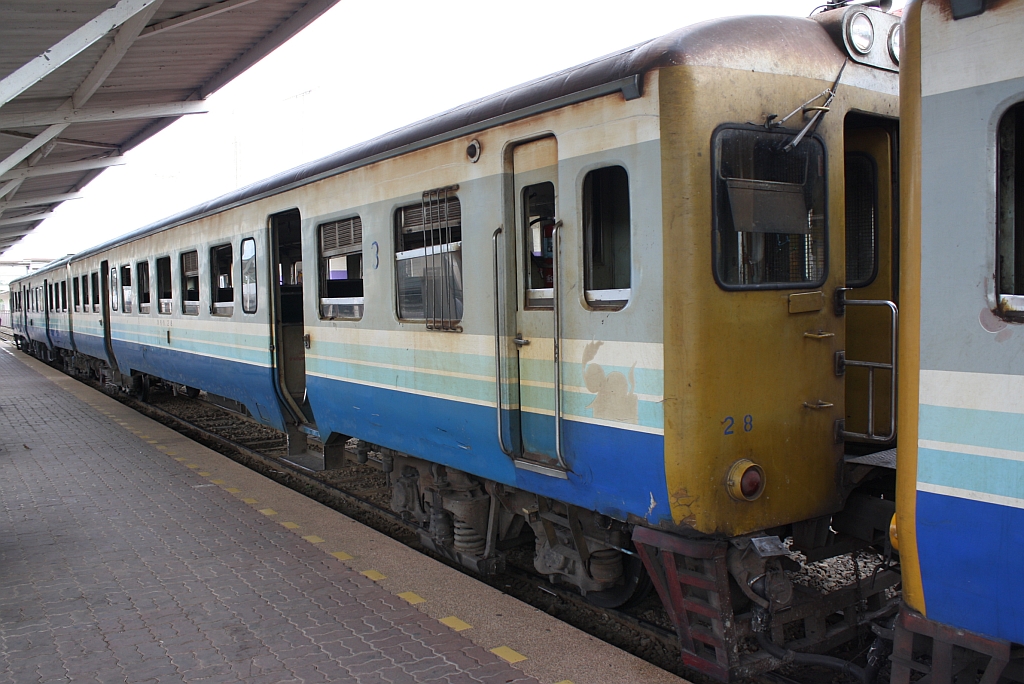 พซข.28 (พซข. = BTD/Bogie Trailer Diesel Railcar With Driving Cab, Hitachi/Nippon Sharyo, Bauj. 1971) eingereiht im ORD 431 am 16.Juni 2011 im Bf. Nakhon Ratchasima.


