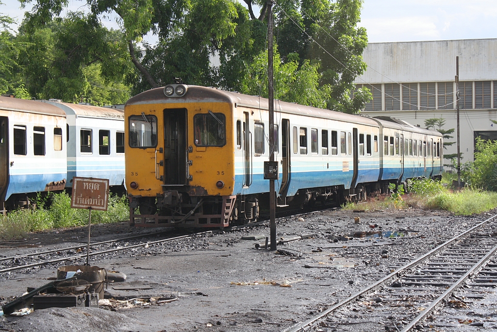 พซข.35 (พซข. = BTD/Bogie Trailer Diesel Railcar With Driving Cab, Hitachi/Nippon Sharyo, Bauj. 1971) am 13.Juni 2011 im Depot Nakhon Ratchasima. 

