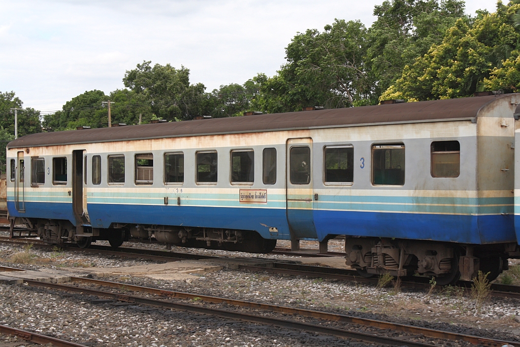 พซข.36 (พซข. = BTD/Bogie Trailer Diesel Railcar With Driving Cab, Hitachi/Nippon Sharyo, Bauj. 1971) am 13.Juni 2011 auf dem Weg vom Bahnhof ins Depot Nakhon Ratchasima. 

