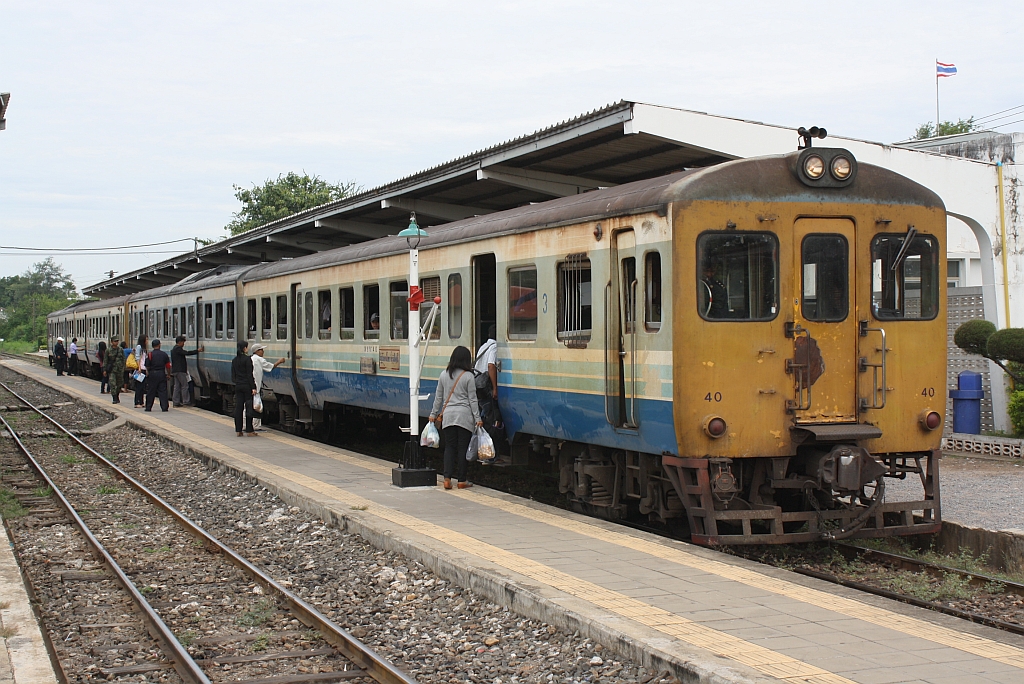 พซข.40 (พซข. = BTD/Bogie Trailer Diesel Railcar With Driving Cab, Hitachi/Nippon Sharyo, Bauj. 1971) als erstes Fahrzeug des ORD 431 (Kaeng Khoi Junction - Khon Kaen) am 15.Juni 2011 auf Gleis 1 im Bf. Thanon Chira Jn..