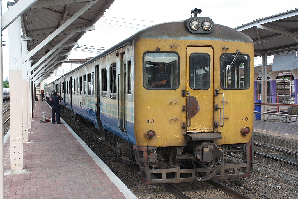 พซข.40 (พซข. = BTD/Bogie Trailer Diesel Railcar With Driving Cab, Hitachi/Nippon Sharyo, Bauj. 1971) am 16.Juni 2011 auf Gleis 4 des Bf. Nakhon Ratchasima.

