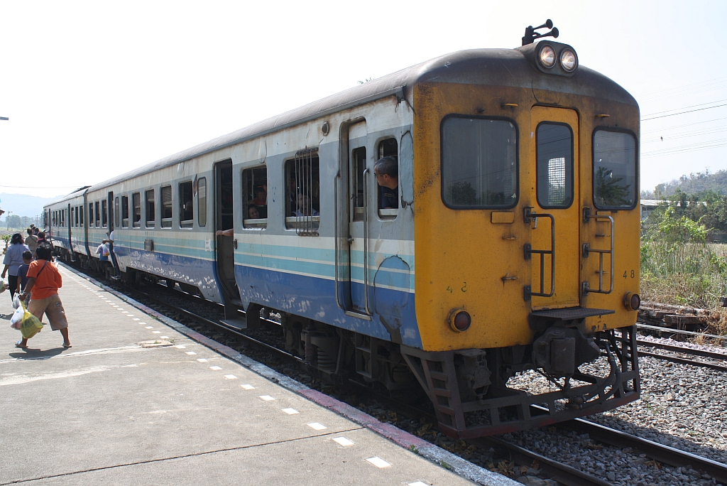 พซข.48 (พซข. = BTD/Bogie Trailer Diesel Railcar With Driving Cab, Hitachi/Nippon Sharyo, Bauj. 1971) geschoben vom กซข.1013 (กซข. = BPD/Bogie Power Diesel Railcar With Driving Cab, Hitachi, Bauj. 1967) als ORD 439 (Kaeng Khoi Jn. - Bua Yai Jn.) am 05.Dezember 2010 im Bf. Hin Son.