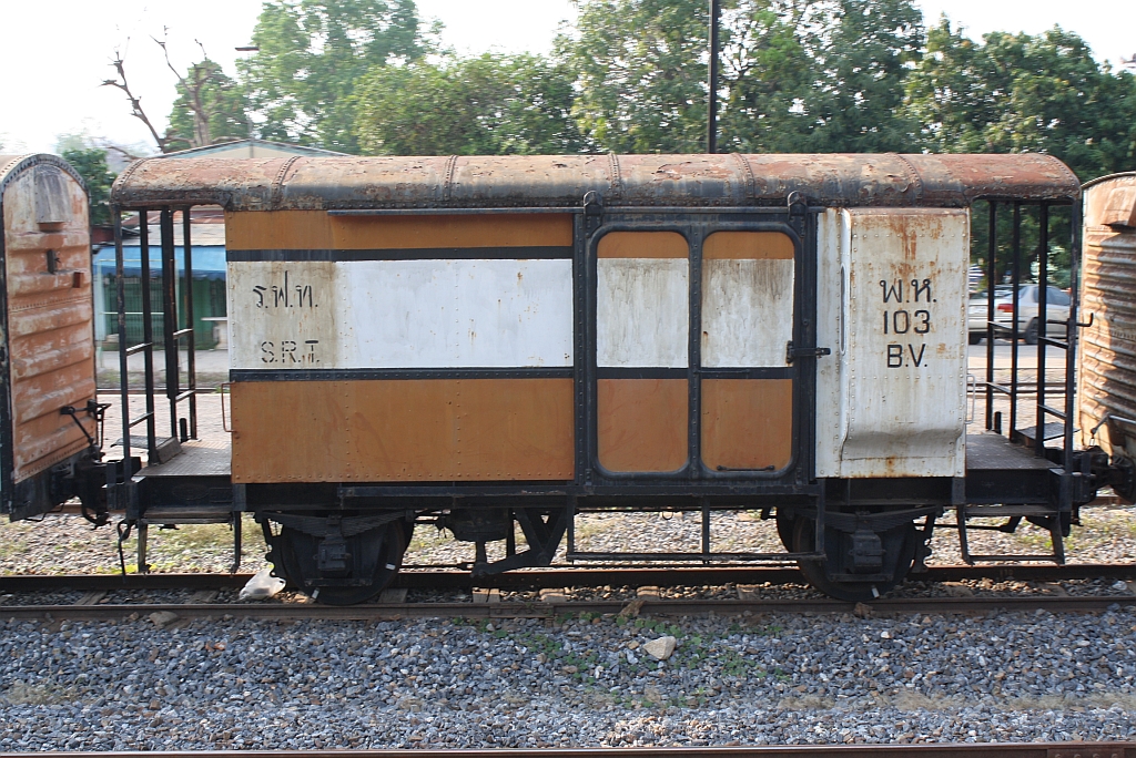 พ.ห.103 (พ.ห.=B.V./Brake Van) am 13.März 2012 im Bf. Paknam Pho.