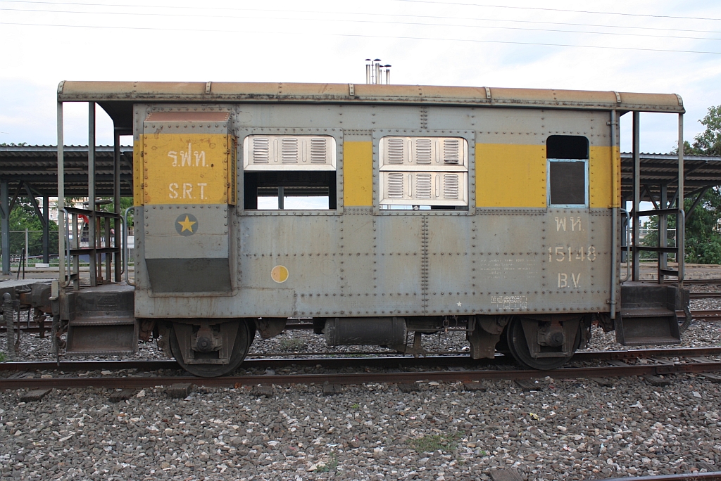 พ.ห.15148 (พ.ห.=B.V./Brake Van) am 12.Juni 2011 in der Pak Chang Station.

