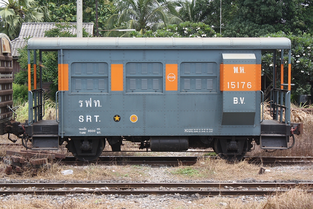 พ.ห.15176 (พ.ห.=B.V./Brake Van) am Zugschluß eines Güterzuges Richtung Bangkok im Bf. Ban Phachi am 24.August 2010.