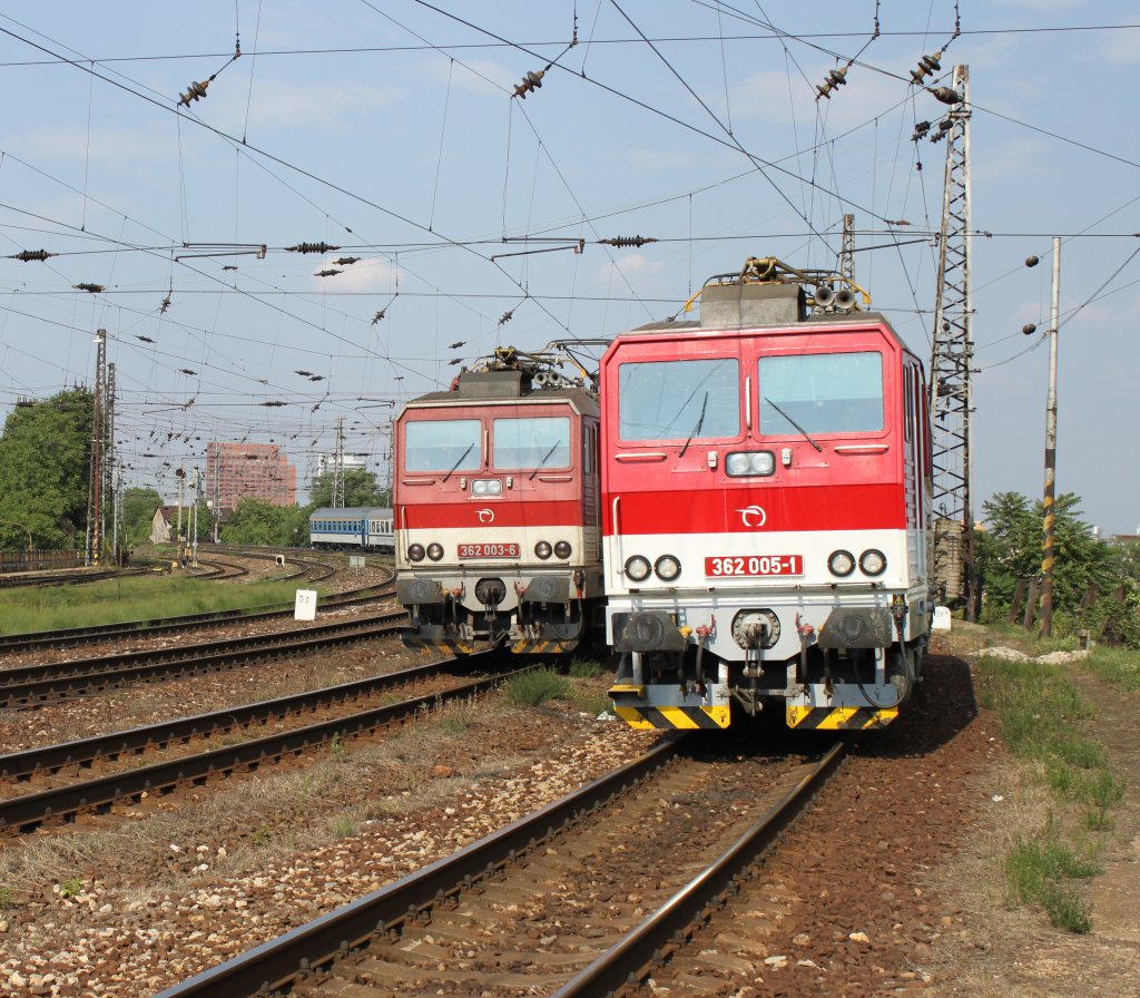 362 003-6 mit EC 272 „Jaroslav Haek“ Budapest – Prag und 362 005-1 bei Rangierung im Vorfeld des Preburger Hauptbahnhofes; 27.07.2012
