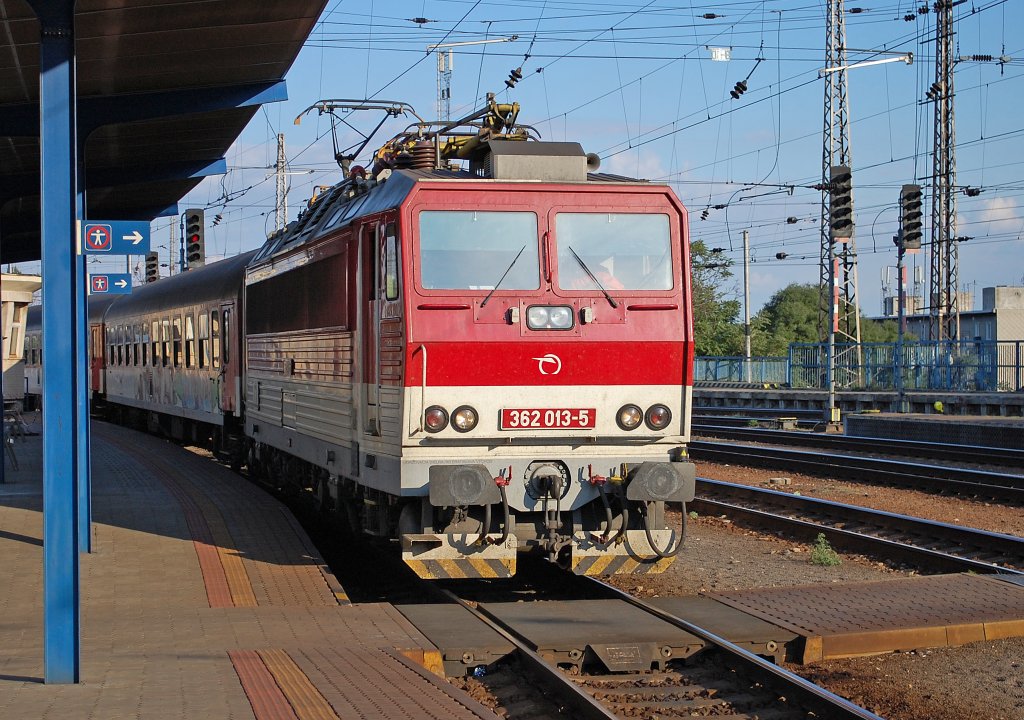 362 013-5 mit Fernzug R 708 „Dubeň“ Žilina/Sillein – Bratislava hl. st./Preßburg Hbf. (Strecke auch als Waagtalbahn bekannt) fährt in den Zielbahnhof ein; 20.09.2012