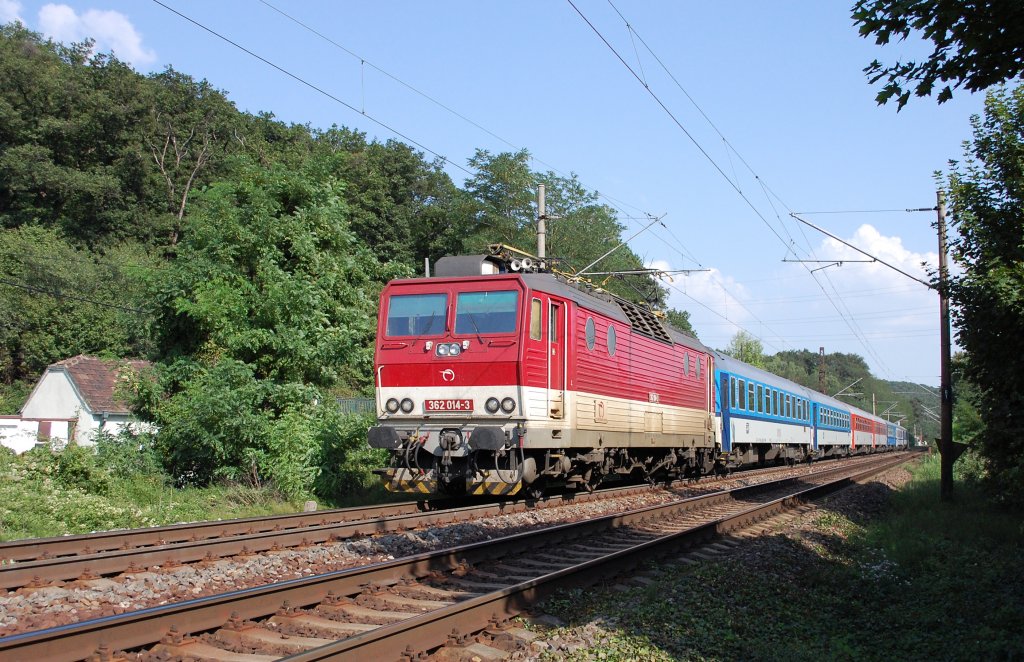 362 014-3 mit EC 272 „Jaroslav Haek“ Budapest – Prag, vor Bahnhof Bratislava-Lamač/Preburg-Blumenau; 06.08.2012