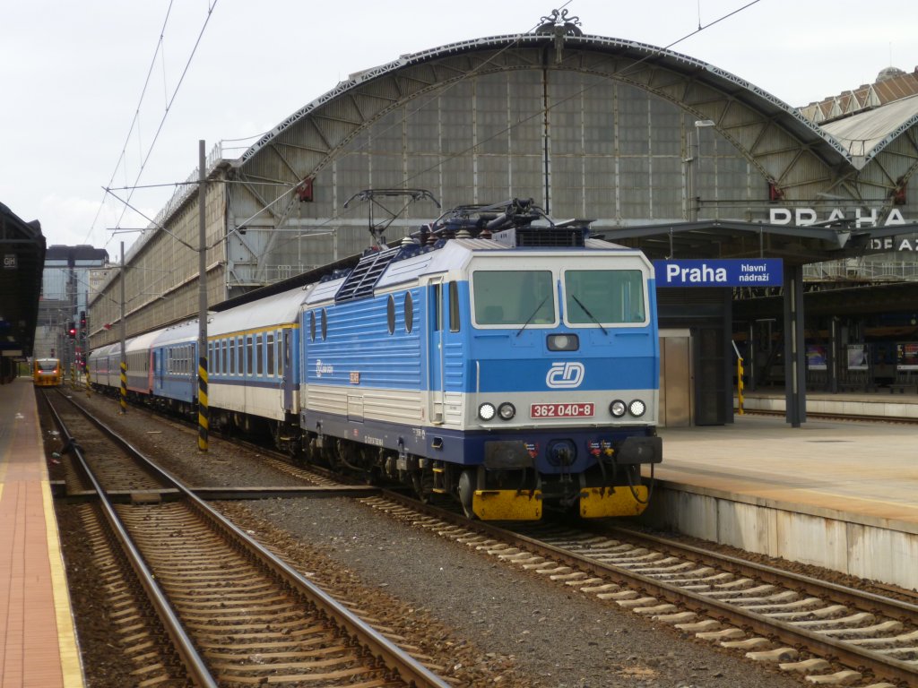 362 040-8 wartet am 26.08.12 in Praha hl.n. auf die Weiterfahrt.