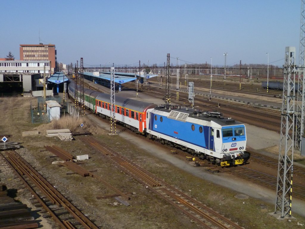 362 045-5 bei der Ausfahrt im Bahnhof Cheb, am 17.03.12. Die Fahrt geht nach Prag.Foto machte ich von der Fugngerbrcke!
