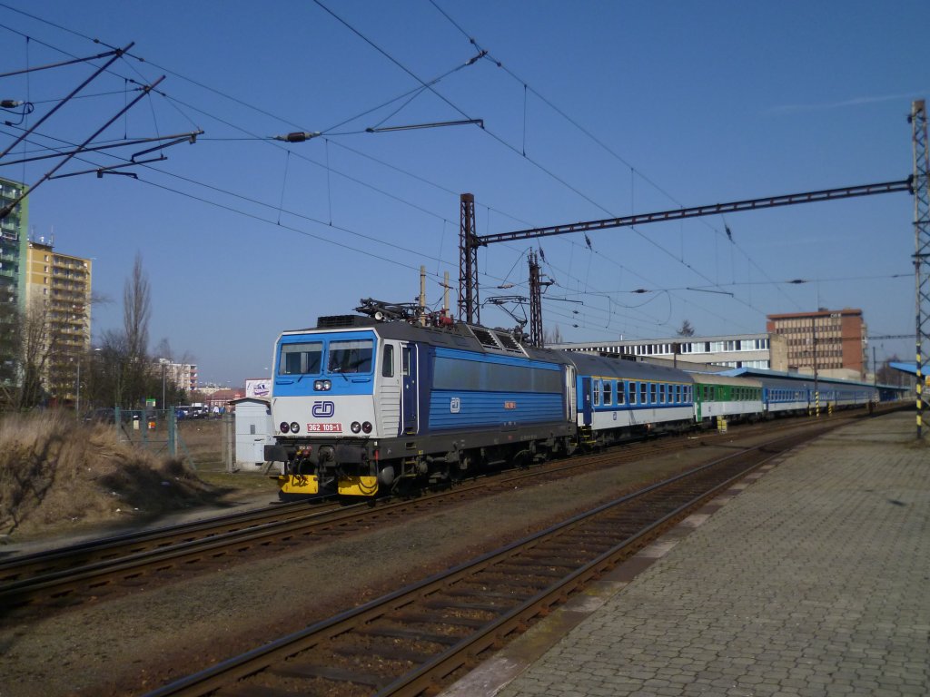 362 109-1 bei der Ausfahrt im Bahnhof Cheb, am 17.03.12. Die Fahrt geht nach Prag.