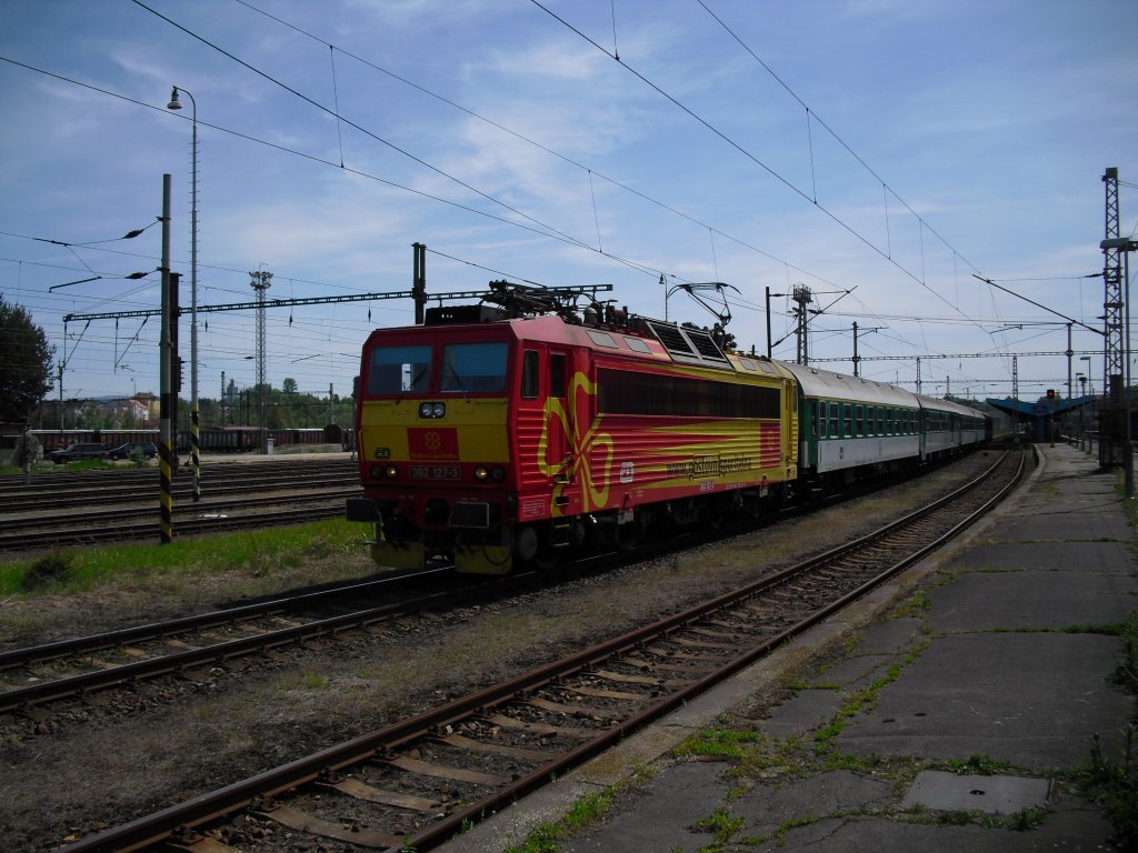 362 127-3 ist am 10.05.11 bei der Ausfahrt in  Cheb zusehen. Die Fahrt geht nach Prag. 