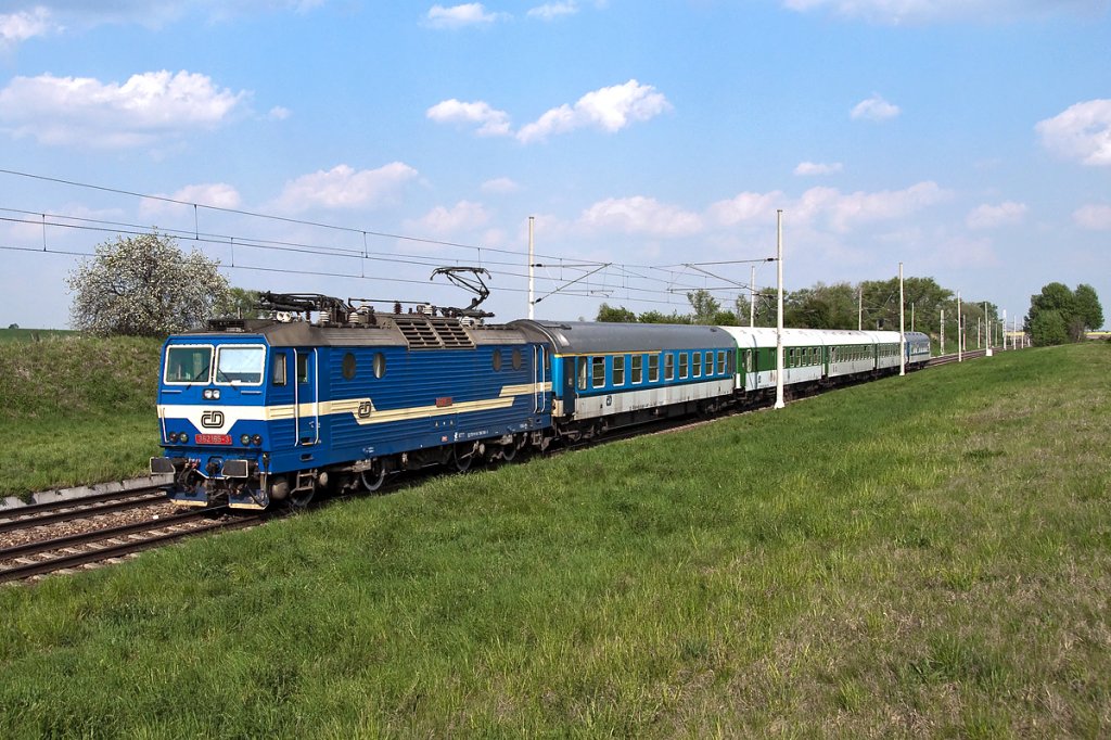 362 165 ist mit R 810 (Olmtz - Brnn) Richtung Breclav unterwegs. Die Aufnahme entstand am 23.04.2011.