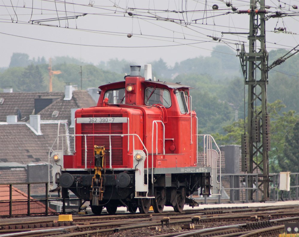 362 390-7 auf Tfzf aus Rothe-Erde Richtung Bw kurz hinter dem Viadukt am Aachener Hbf, 1.6.10
