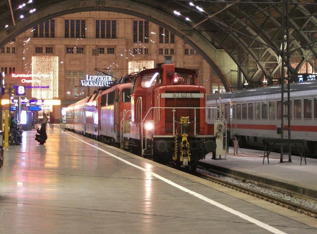 362 517-5 steht am 27.Dezember 2011 mit dem PbZ 2467 bestehend aus der Zuglok 113 268, Wagenlok 120 157, einem Avmz IC Wagen und einem Nrnberger ABnrz im Leipziger Hbf.