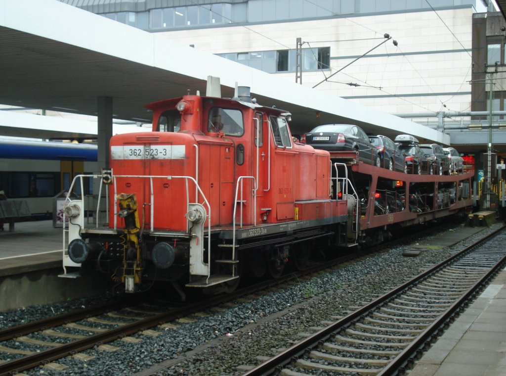 362 523-3 am 31.5.2010 in Hamburg-Altona. Die Autotransportwagen an der Entladerampe stammen vom Autoreisezug aus Wien-Westbahnhof.