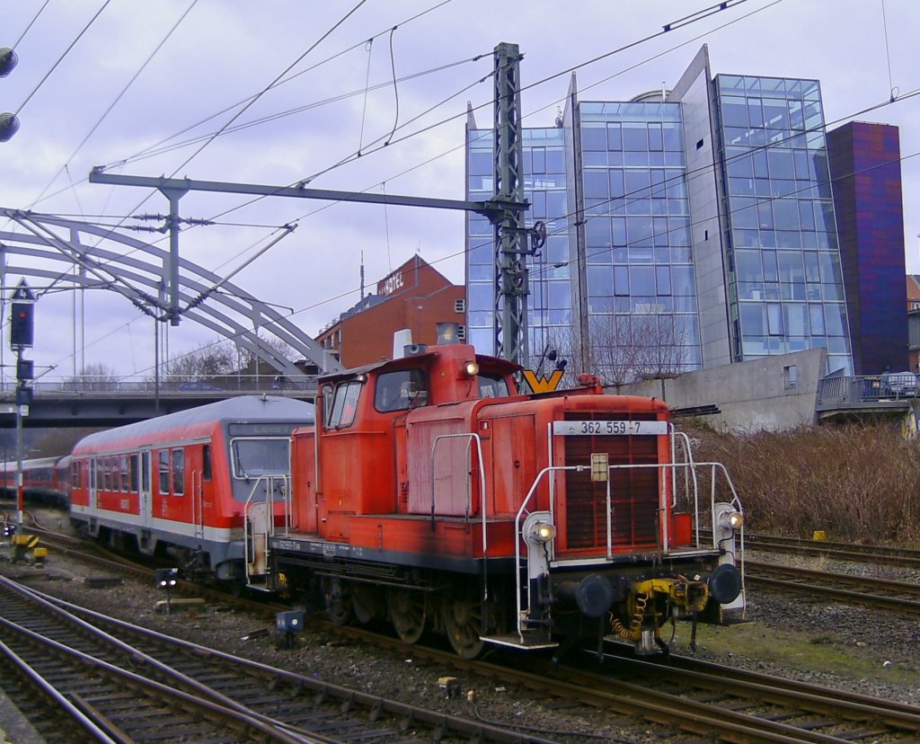 362 559-7 rangiert einen RE Zug In Kiel Hauptbahnhof. Gesehen am 16.03.2010