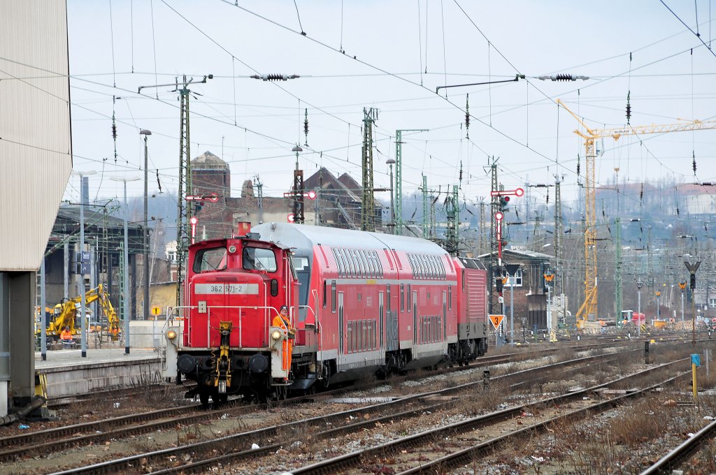 362 571 zieht am 02.03.10 zwei Dostos und eine 143er durch den Chemnitzer Hbf