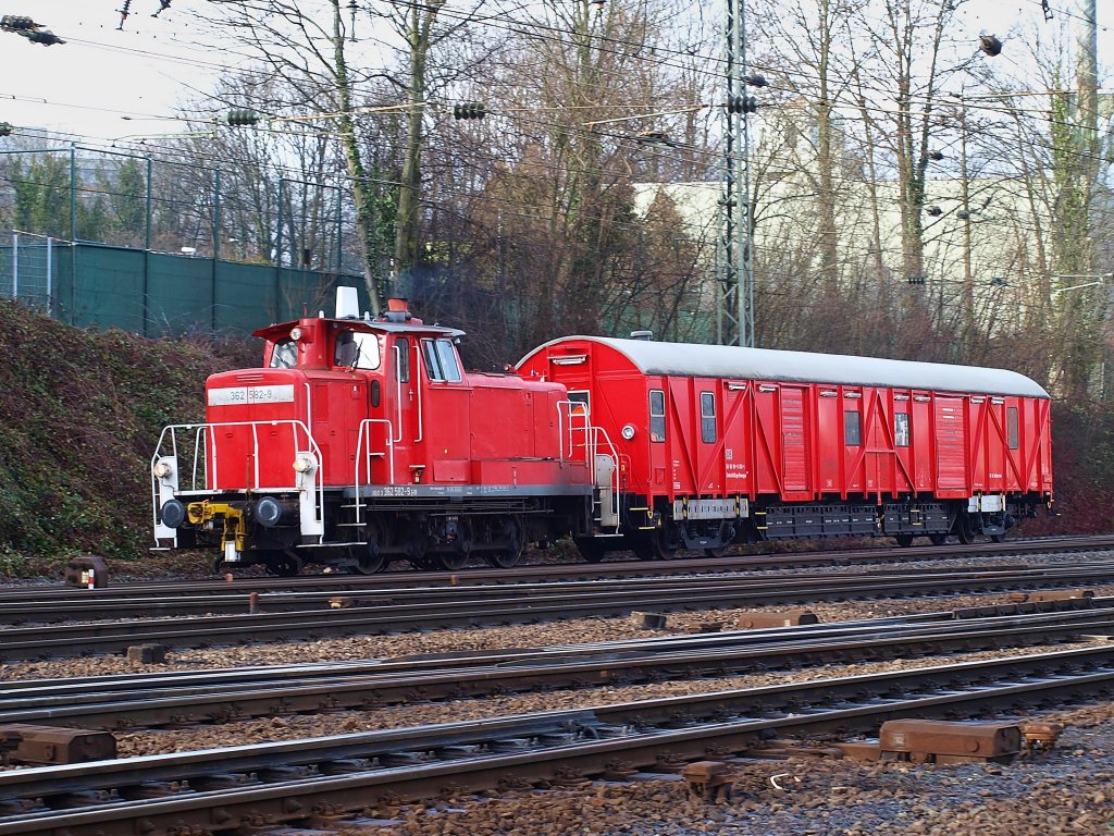 362 582-9 eilt am 11.01.2011 mit einem Gertehilfswagen durch Aachen West.