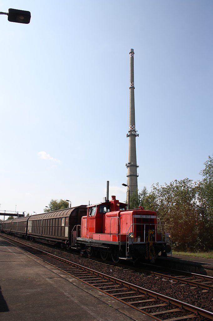 362 587-8 in Leipzig Knautnaundorf mit Schiebewand Wagen fr dort ansssigen Betrieb im Hintergrund der alte 300m Hohe Schornstein von SHB(Sahl und Hartguss Werk Bsdorf) 16.09.2011