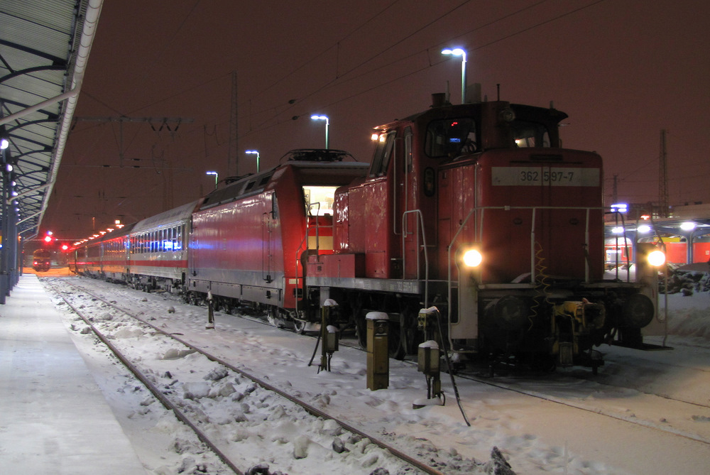 362 597-7 brachte den zustzlichen IC-Waggon und die 101 124-6 an den EC 248 „Wawel“ von Krakow Glowny nach Hamburg-Altona. Cottbus den 27.12.2010 


