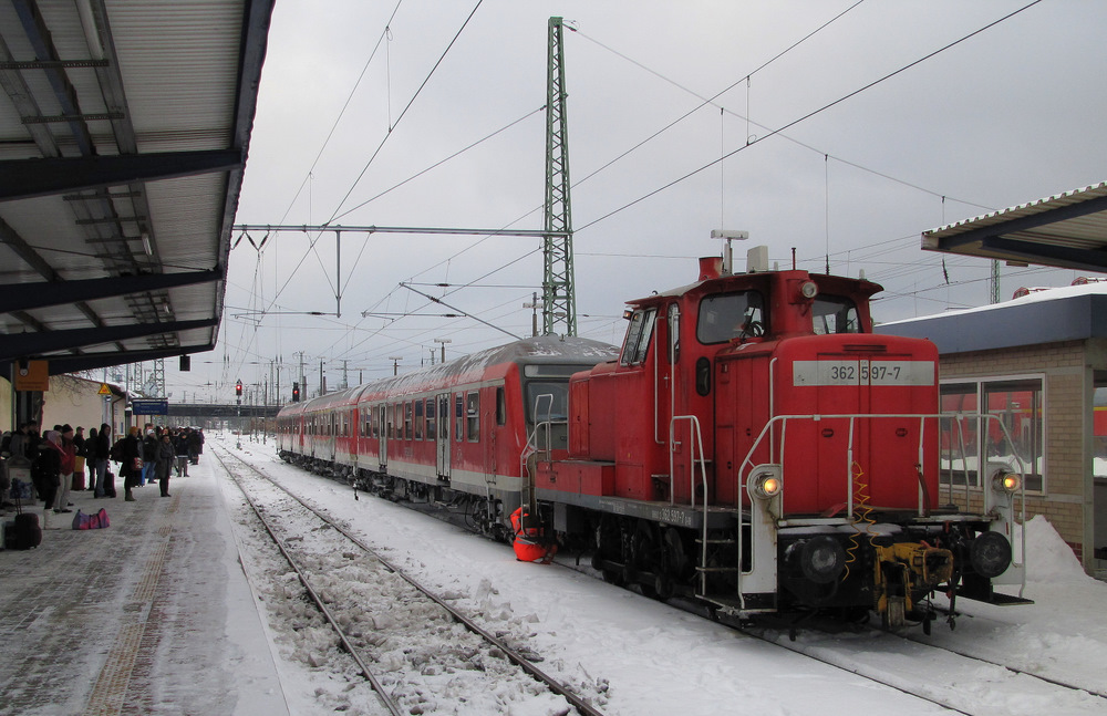 362 597-7 bernahm dann die Waggons des RE18 aus Dresden und schaffte diese in die Abstellanlage. Cottbus den 27.12.2010

