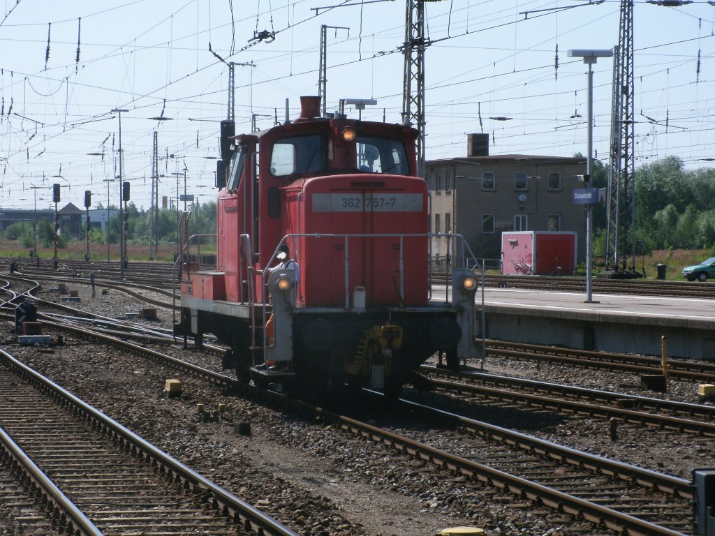 362 757 holte,am 16.Juli 2011,in Stralsund die zufuhr aus Heringsdorf gekommenen  Wagen vom Bahnsteig,um Sie mit dem Wagen aus Binz zuvereinen,danach ging es als IC 2405,ohne die 362er,nach Kln.