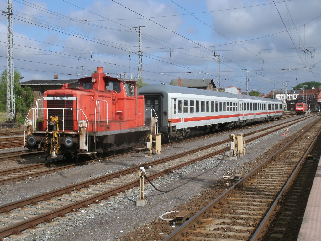 362 757,am 16.Juli 2011,vor drei abgestellten IC-Wagen in Stralsund.