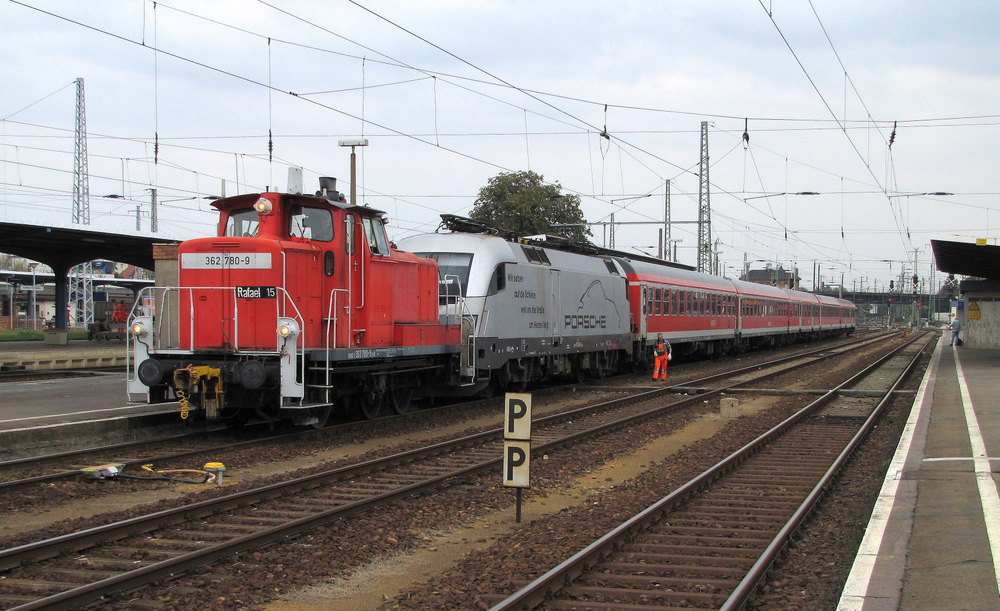 362 780-9, alias  Rafael 15 , rangiert hier eine RE10 Garnitur an den Bahnsteig. Gleich wird die Rangierlok wegfahren und dann kann sich 182 004-2 auf den Weg nach Leipzig Hbf machen. Cottbus Hbf den 04.10.2010