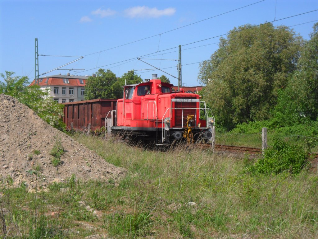 362 791 mit Schrotti bei rangieren in Wismar am 25.5.11