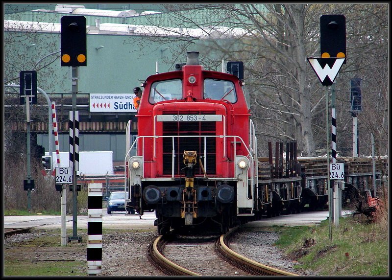 362 853-4 beim berqueren des B Werftstrae.   Stralsund am 21.04.06 