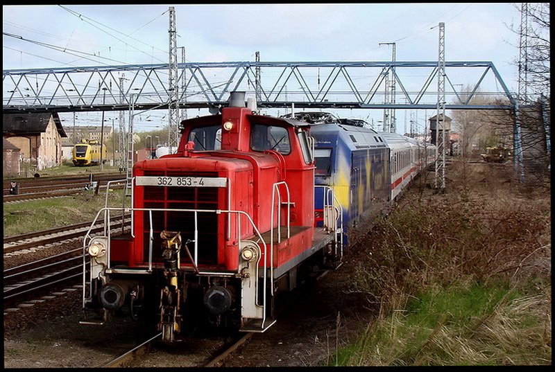362 853-4 vor 101 101-4 + IC Park beim rangieren vor dem Hbf Stralsund.
am 24.04.10 