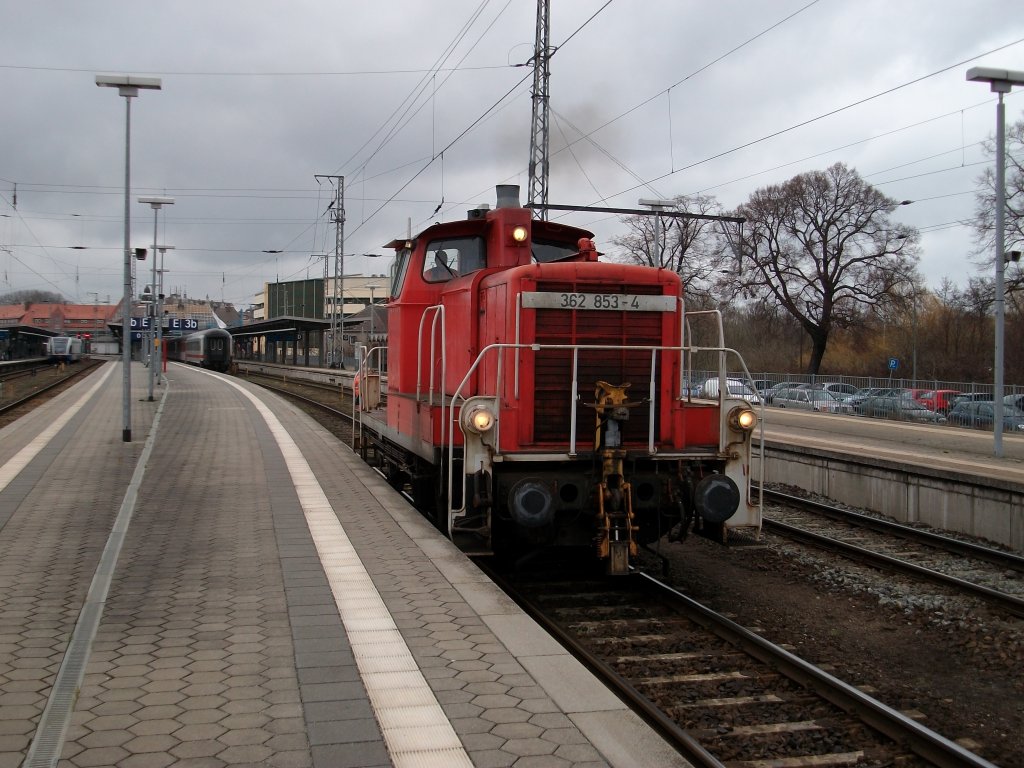 362 853 hatte,am 09.April 2010,den EC 379 Stralsund-Brno in Stralsund bereit gestellt.