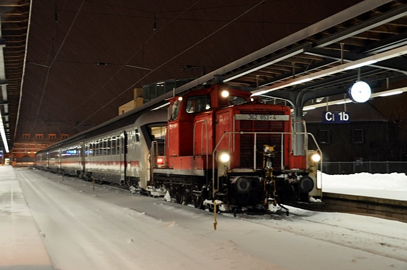 362 853 setzt den IC-Park am Abend des 02.02.2010 nach Gleis 2 des Hbf Stralsund