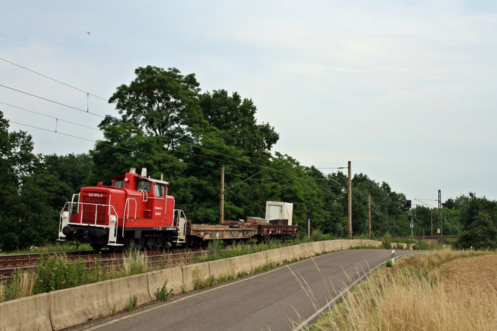 362 874-0, von Railsystems, schaukelt am 13.07.'11 Baugermpel in Richtung Priestewitz