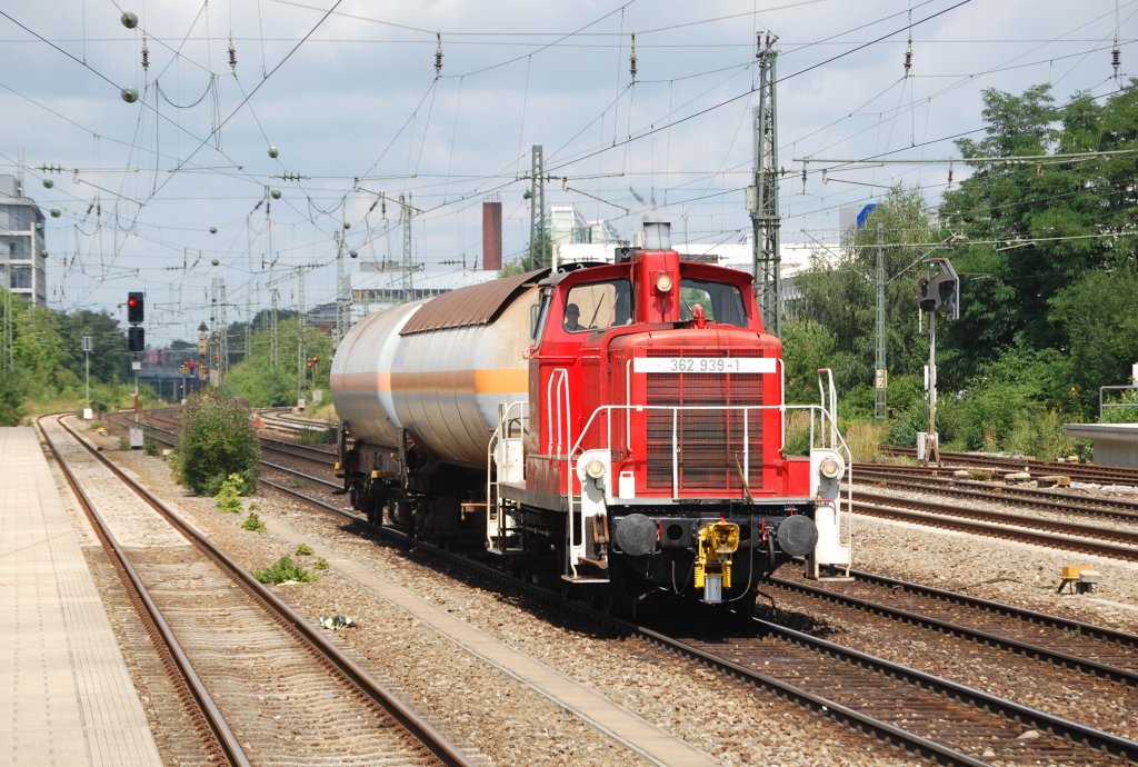 362 939-1 mit 2 Kesselwagen am 09.08.2010 am Mnchner Heimeranplatz