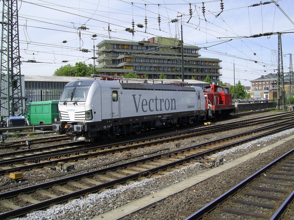 362 939 zog 193 921 auf der Wagenhalle/Lokhalle hinaus zum Stumpfgleis am Burtscheider Viadukt.
Seit wochen ist die Vectron in Aachen und steht - nach meiner Beobachtung - immer nur Abgestellt herum, oder hat es einen bestimmten Grund warum die hier ist, Messfahtren ?????????