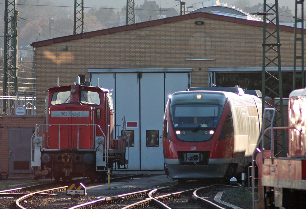 362 942-5 steht abgestellt neben 643 207 vor dem Aachener Bw 6.4.10